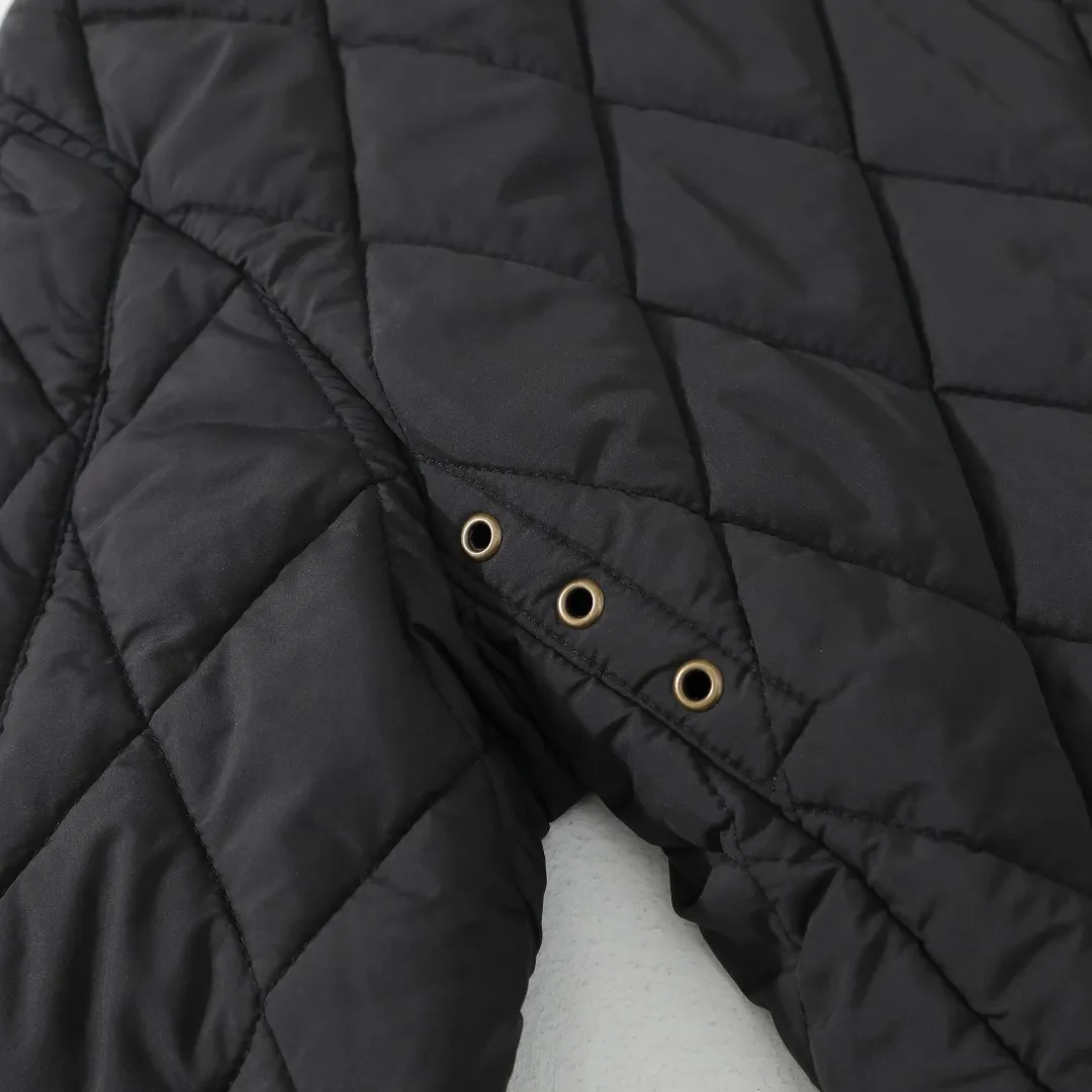 P370 #59 Ralph Lauren classic rhombus quilted cotton jacket for men and women. Inspired by retro workwear, it blends with contemporary British style. The imported machine-pressed rhombus quilting is accurately aligned, and the three-dimensional H-shaped tailoring is neat and slim. It is not bulky when layered in autumn and winter, and still maintains a light style.  Texture is reflected in the details: customized metal buckles, corduroy lapels, breathable eyelets under the arms, and slits on the hem, all replicating the brand's high-end genes. All excipients are standardized!  Five colors to choose from: black/khaki/brown/green/navy blue, easy to switch between commuting, leisure, and travel occasions. Function and appearance coexist: 37.5°C temperature control black technology, breathable and moisture-proof, anti-slip cotton patented fabric, temperature-locking, soft and waxy, durable and stylish. A retro warm-keeping item that can handle low temperatures calmly. The details are all made of craftsmanship, and the style has no limits. It has a classy look that will turn heads.  Color: Khaki Black Navy Green Brown Size: S M L